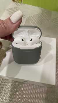 Apple AirPods 2 в зарядном футляре