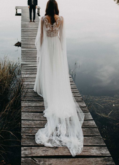 Gładka suknia ślubna na cienkich ramiączkach! GRATIS pelerynka!