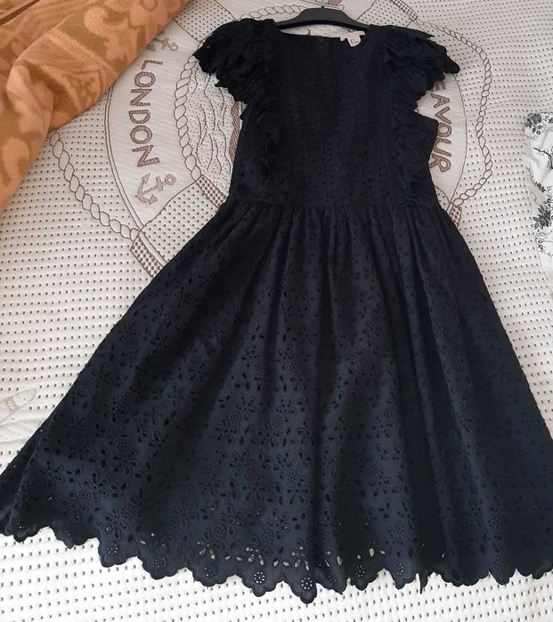 Чёрное кружевное коктейльное платье "H&M".