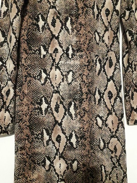 Vestido de tacto suave com padrão cobra da Zara T: M Novo
