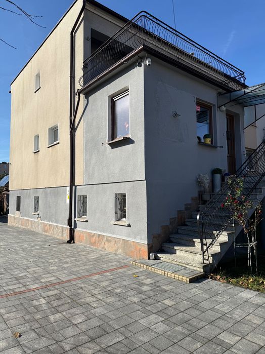 Budynek mieszkalny, piętrowy, bliźniaczy, z dwoma tarasami, garażem.