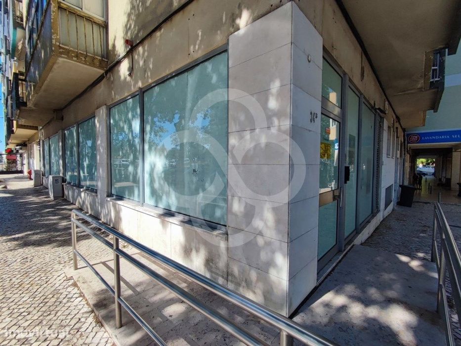 Loja arrendada com muita luz na zona das Pedralvas em Benfica