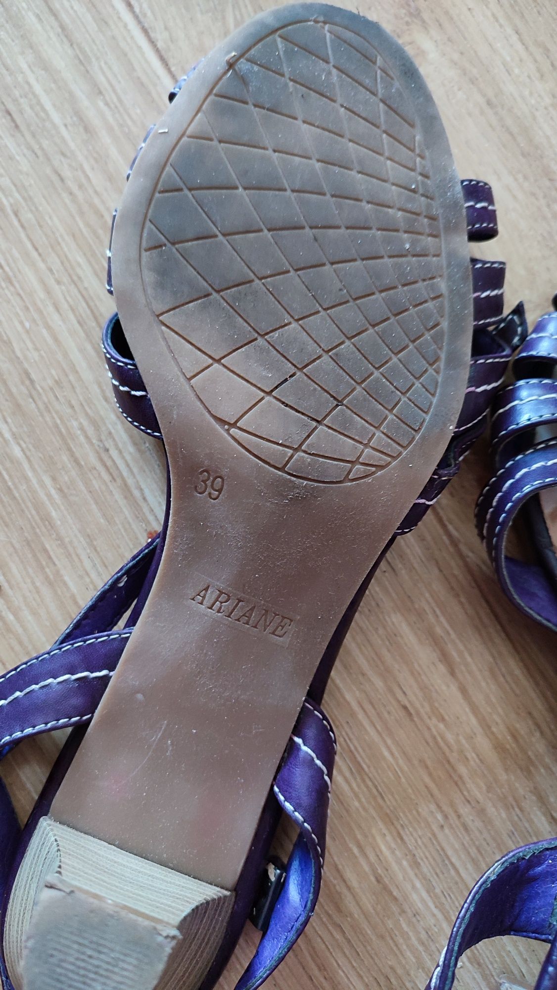 Sandałki fioletowe na obcasie