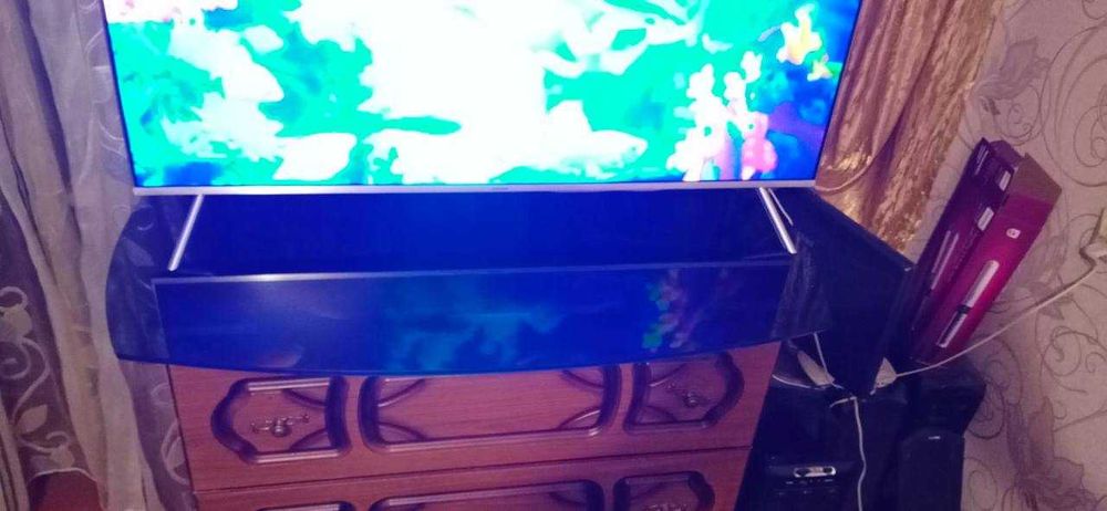 Комод з скляною поверхнею