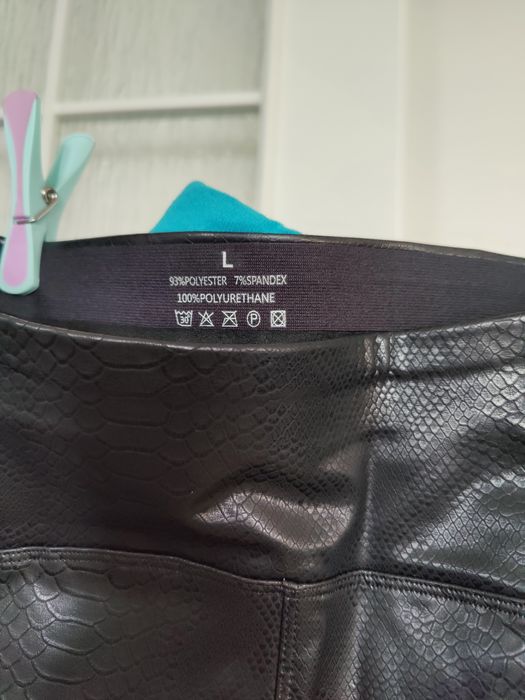 Legginsy na cienkim polarze z wężowej eko skóry.