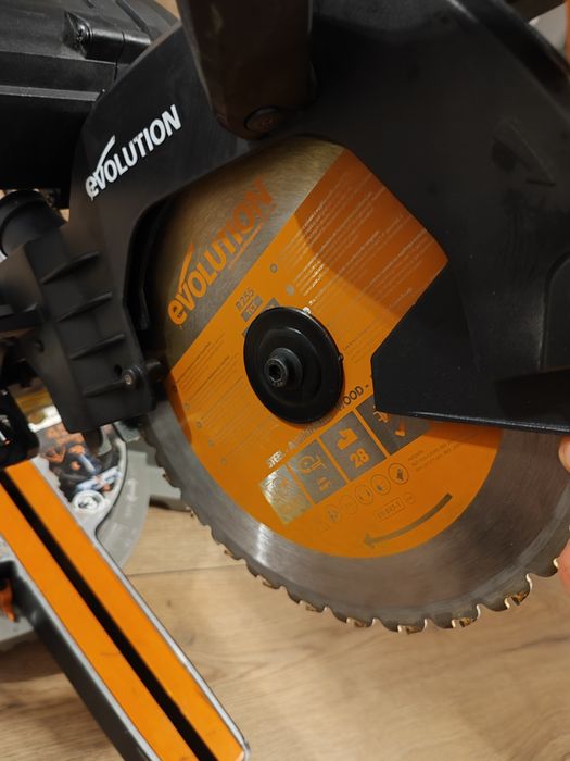 Piła ukosowa z posuwem Evolution 2000w, tarcza 255mm