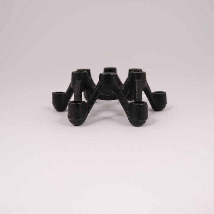 Świecznik, czarny brutalistyczny, żeliwny, Japonia.