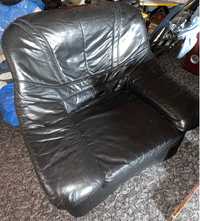 Dwa czarne skórzane fotele