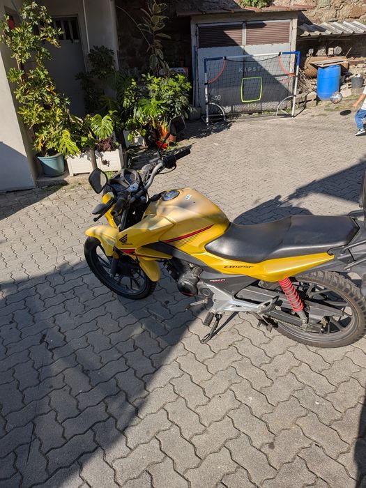 CB125 F - Amarela