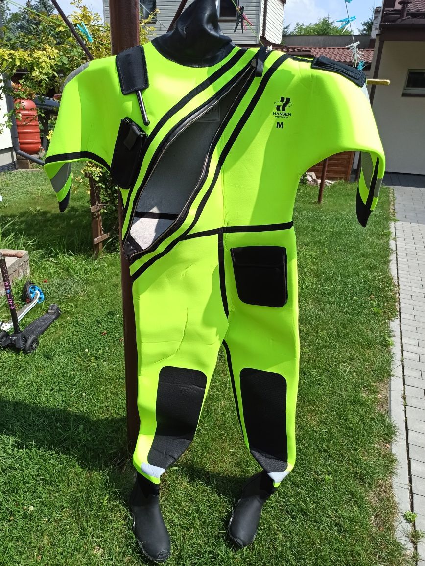 Kombinezon ratunkowy suchy firmy Hansen Rescue suit.