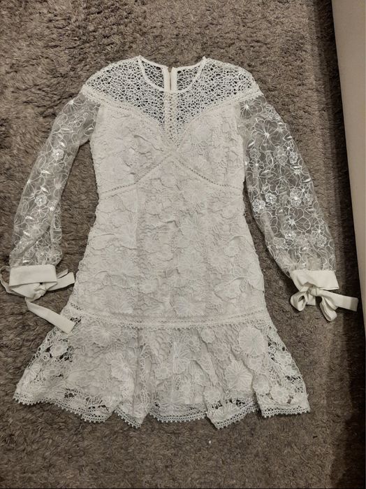 Biała koronkowa sukienka