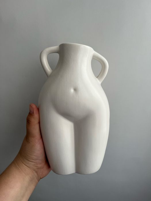 Красива біла ваза Primark, у формі силуету жінки