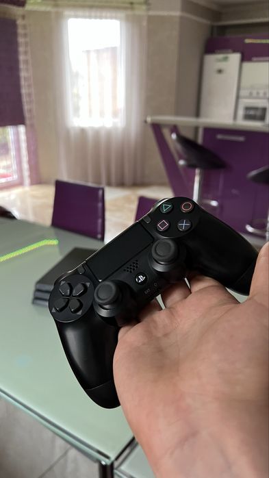 Продам особистий Playstation 4 Pro 1TB стан ідеал