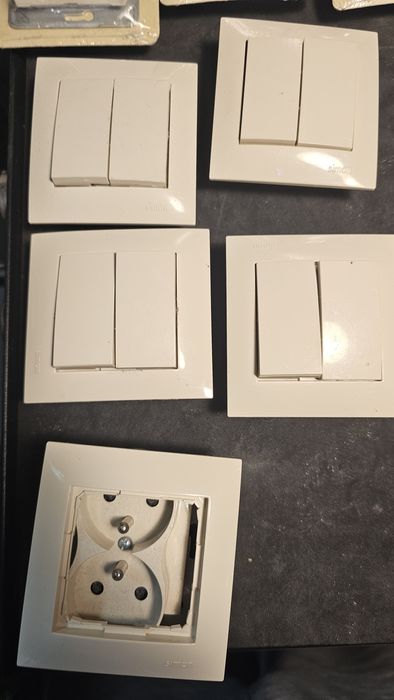 Zestaw gniazdek, ramek, włączników nadstany po remoncie. Kremowe Ospel