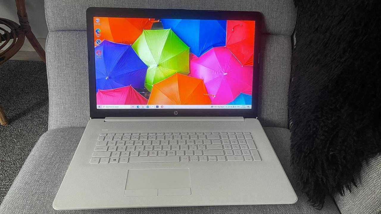 HP Laptop 17-ca0008no -– великий екран для роботи та навчання