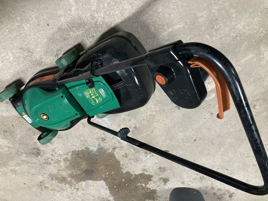 Maquina de cortar relva Black Decker em bom estado