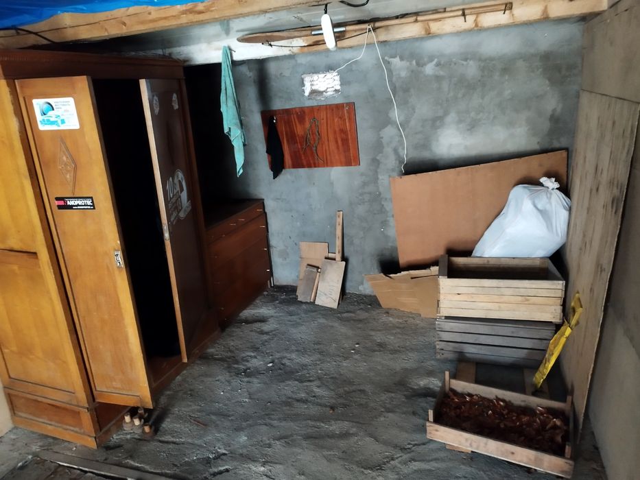 Продаеться гараж в дворі дома біля зупинки  Суха Балка