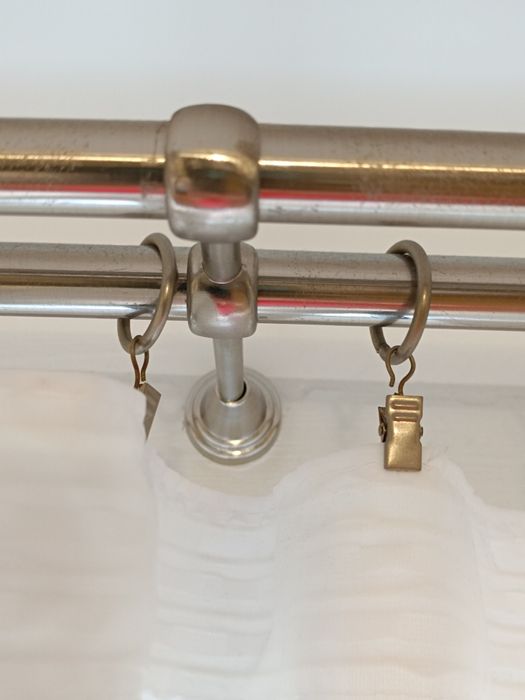 Metalowy karnisz z łącznikiem