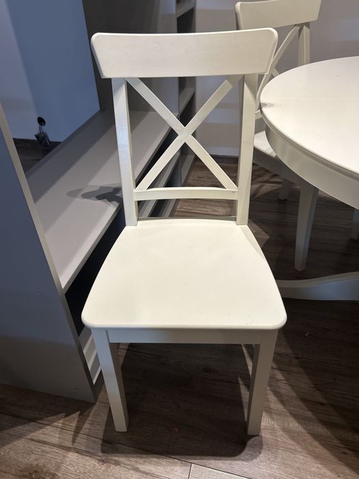 Stół rozkładany z 4 krzesłami – biały, klasyczny zestaw do jadalni