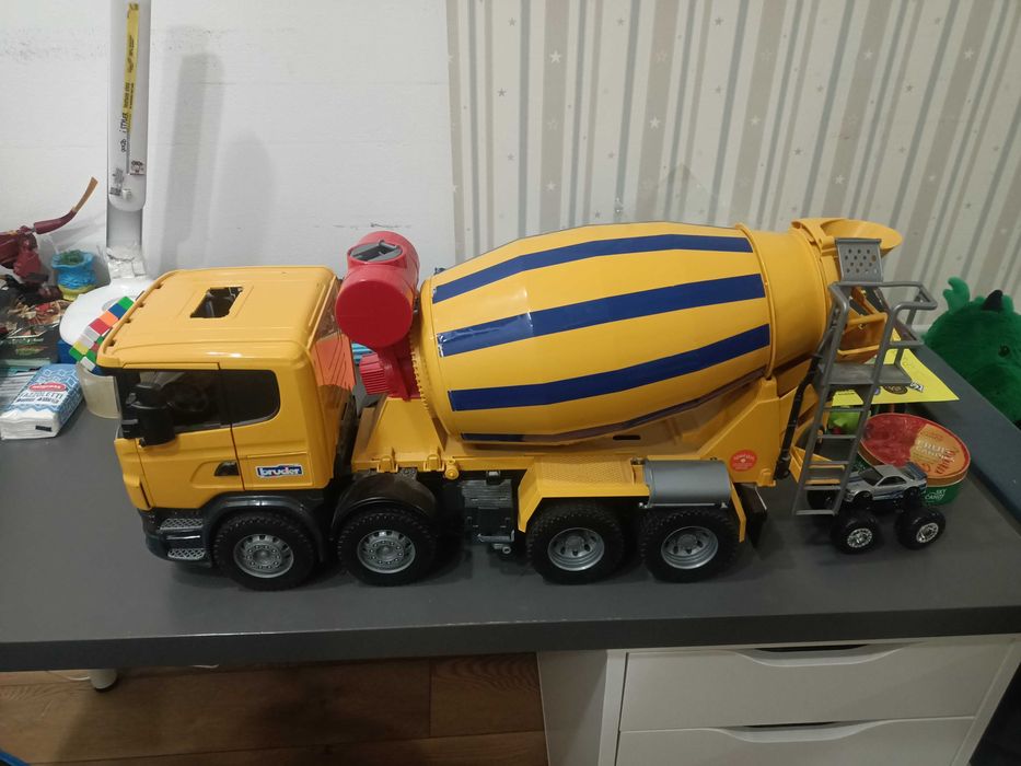 Іграшка бетономішалка Bruder
