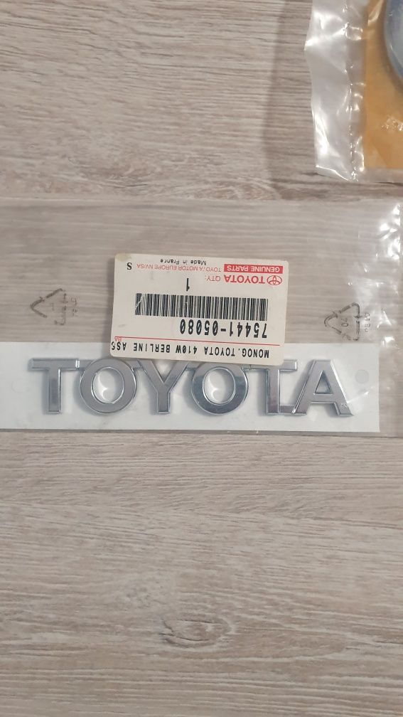 Emblematy znaczki napisy logo Toyota Avensis