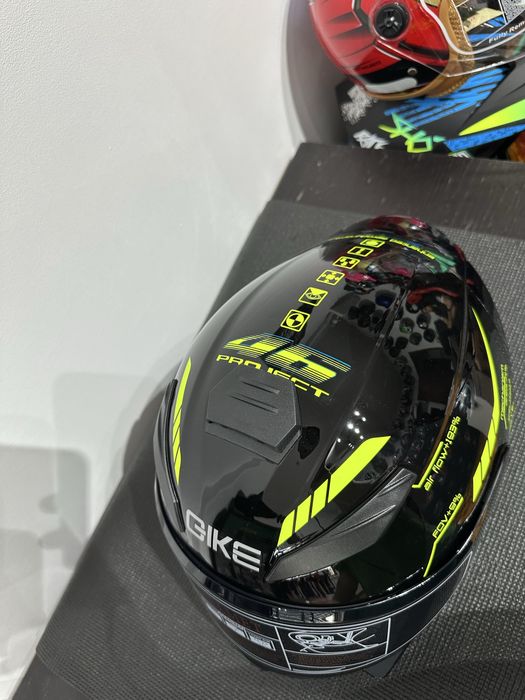 Capacete novo preto com detalhes verde por 80€