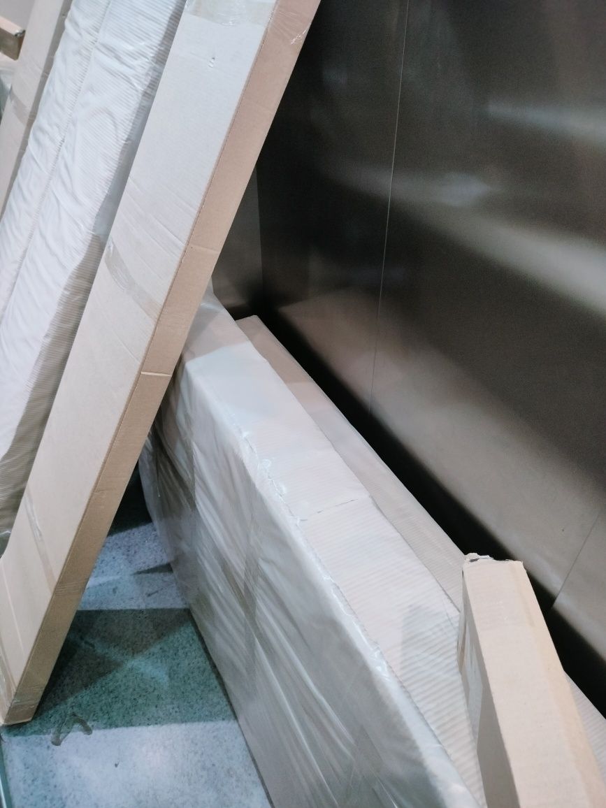 Nowe łóżko tapicerowane z metalowym stelażem