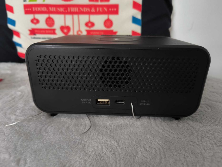 Radio DAB+ budzik, nocne oswietlenie i ladowanie bezprzewodowe USB C