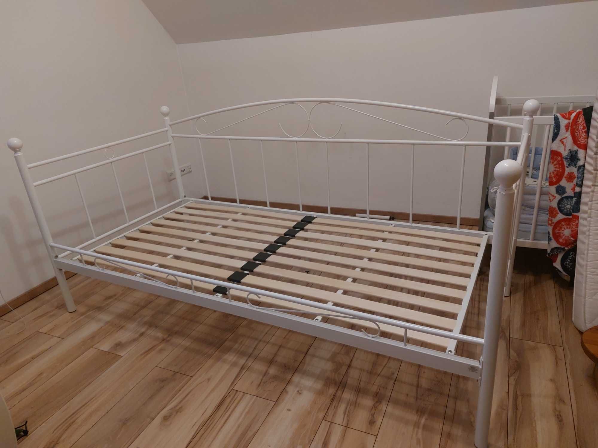 łóżko jednoosobowe metalowe białe