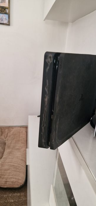 Playstation 4 usada com comando