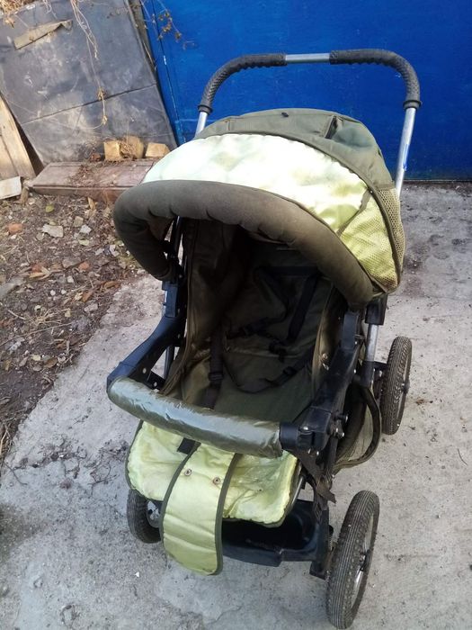 Дитяча каляска в робочому стані.