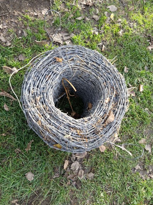 Gruby drut kolczasty nieużywany