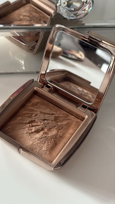 Hourglass Radiant Bronze Light