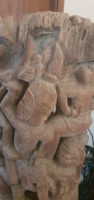Escultura em madeira entalhada Teka