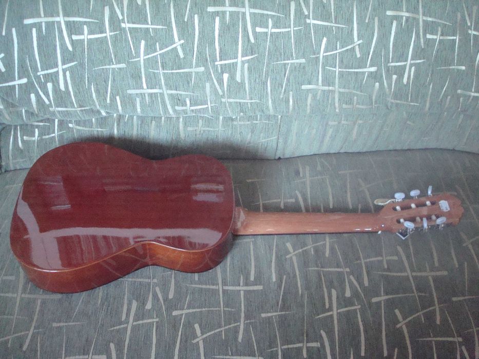 Продам детскую классическую гитару Admira