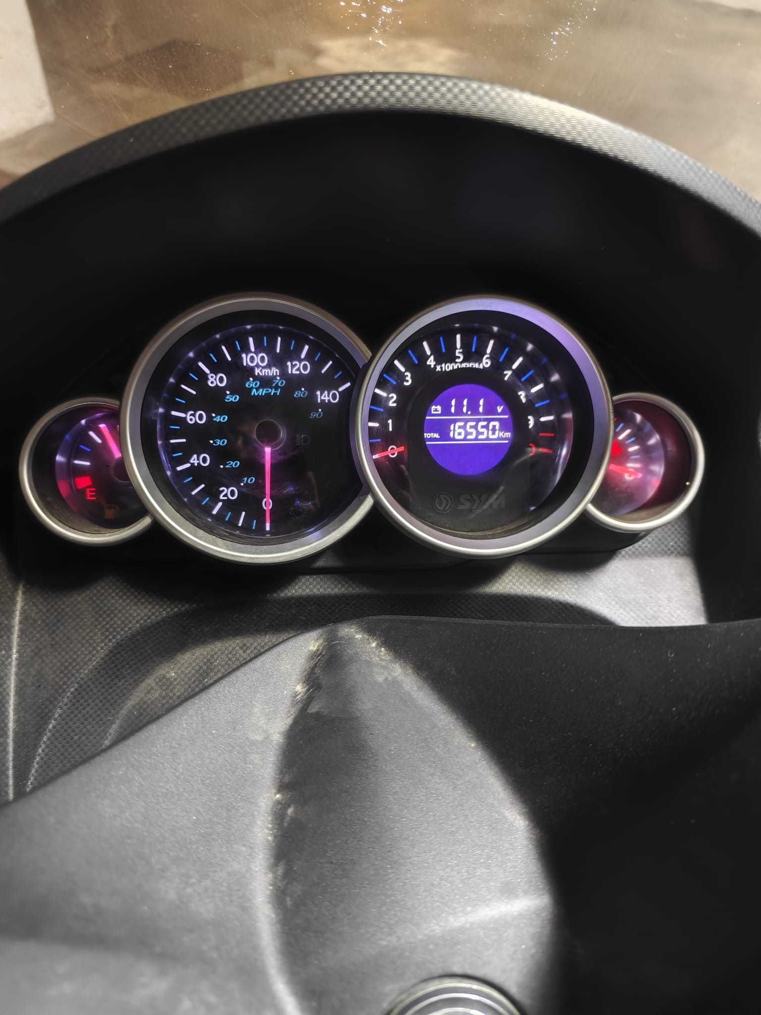 SYM 125 GTS i mota de garagem