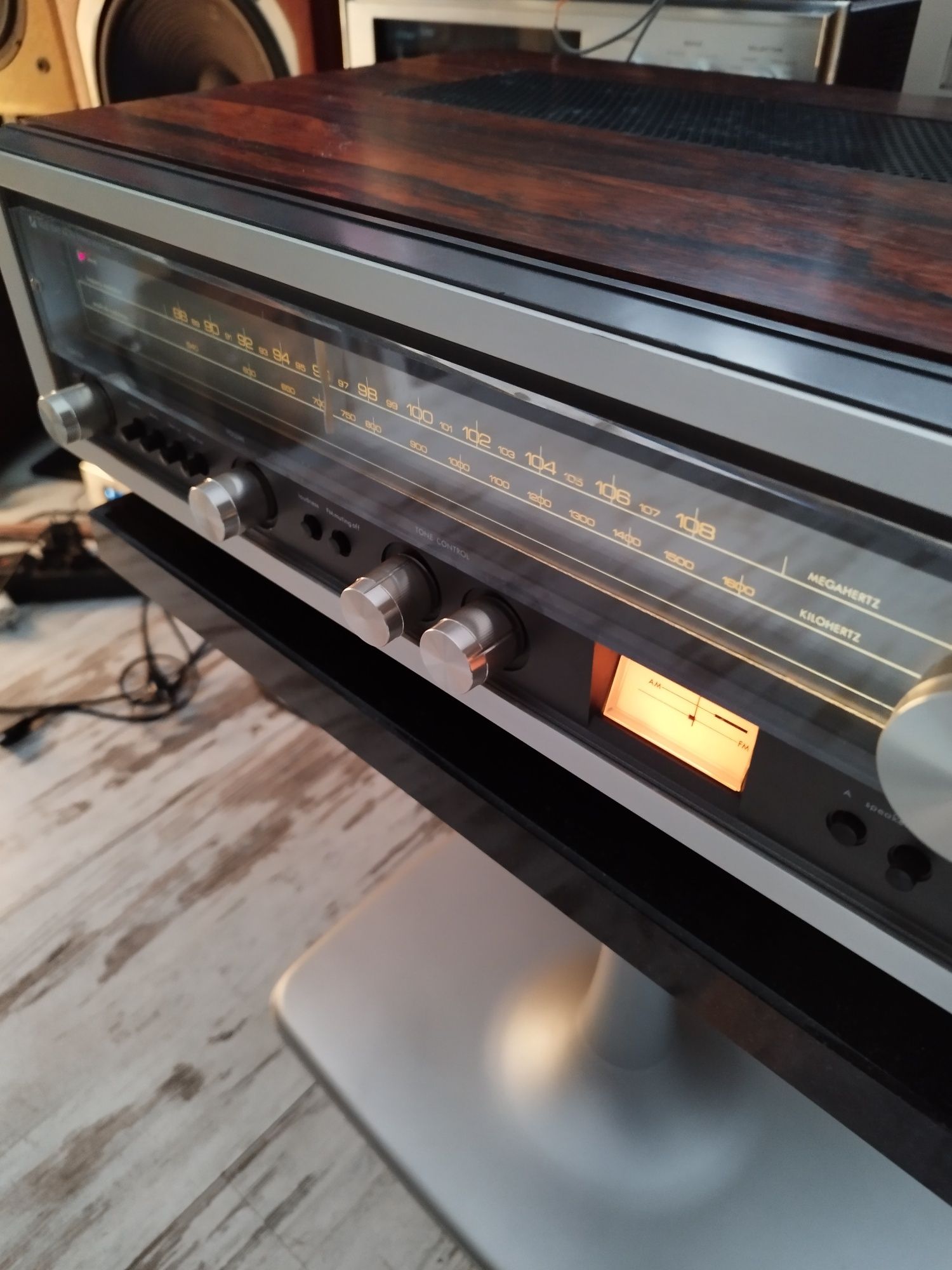 Amplituner Luxman R-1033