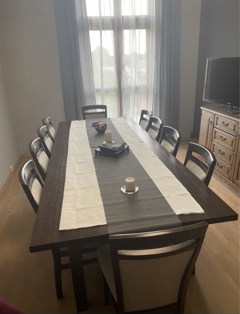 Duży drewniany stół do restauracji, jadalni