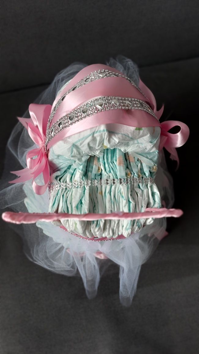 Tort z pampersow wózek babyshower na chrzest