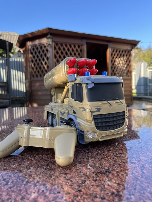 Військова машина військова техніка на пульті на радіокеруванні