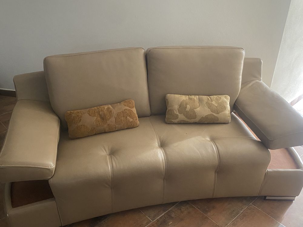 Sofa em pele, con mesa de centro em pele.