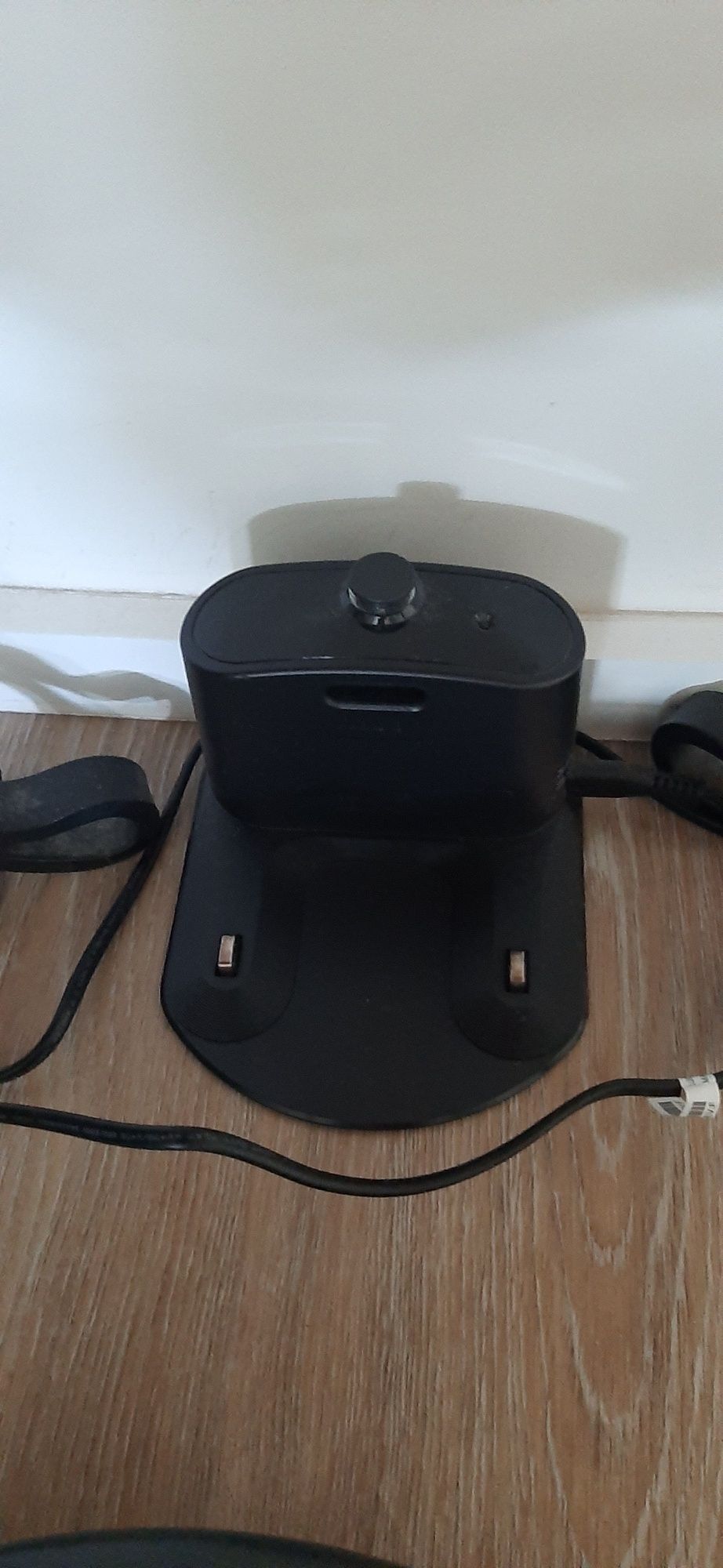 Aspirador Robô IROBOT Roomba 616, côr preto e cinzento.