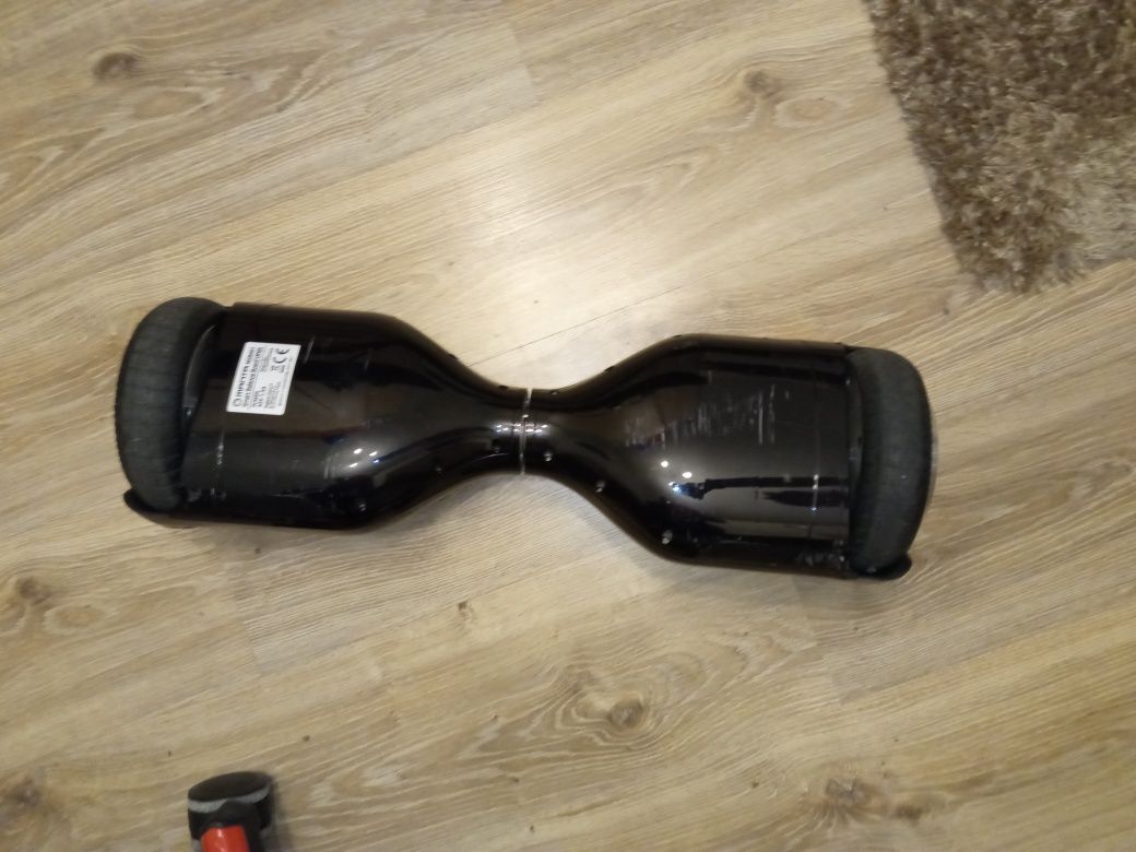 Sprzedam hoverboard. Ładowarkę i pokrowiec dorzucam za darmo.