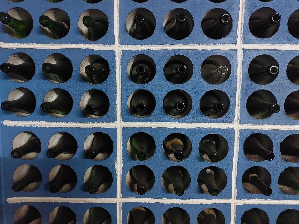 CUBAS de vinho em cimento + garrafas vidro + garrafões vidro
