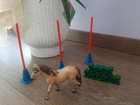 Schleich Konie 42483 Slalom dla kucyków. Zestaw kompletny