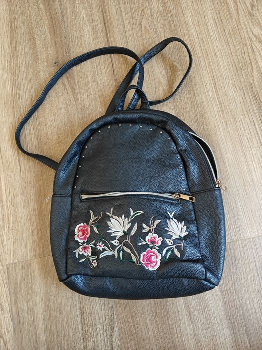 Mochila preta com bordado