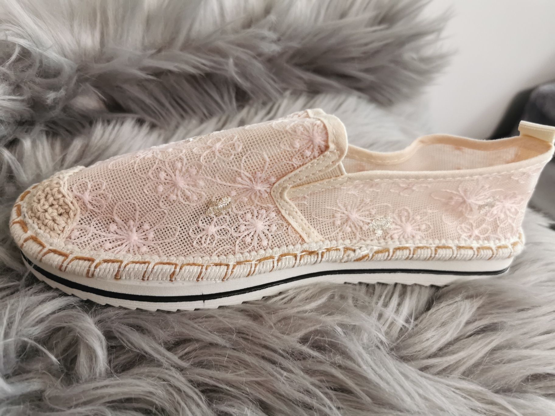 Śliczne brzoskwiniowe haftowane espadryle damskie 37