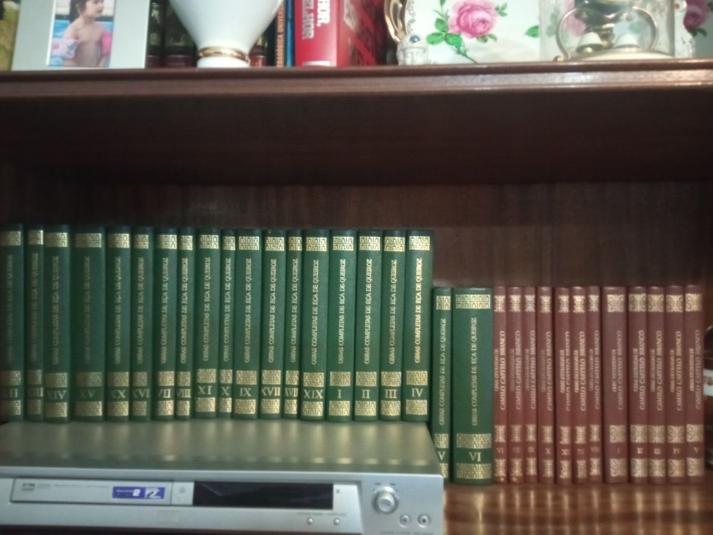 Obras completas de Eça de Queirós e de Camilo castelo branco.