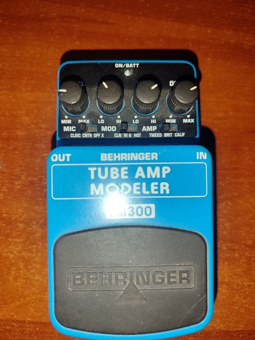 Педаль Behringer tube amp