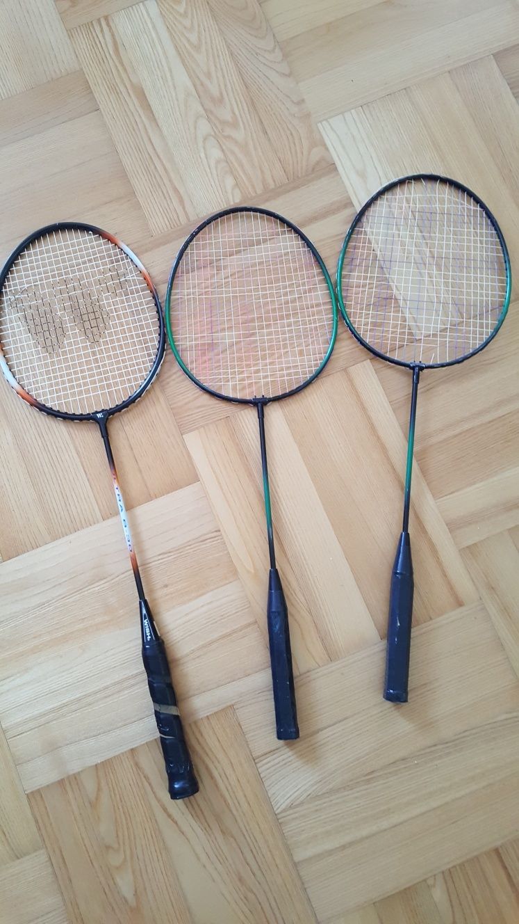 Trzy rakietki do badmintona